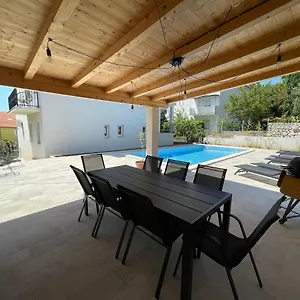 https://apartments-maja-dramalj.primorje-gorskikotar.com